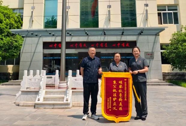 两面锦旗双重赞誉